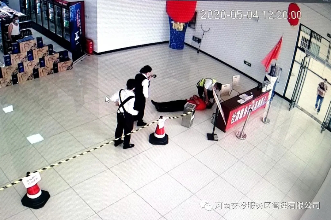 社旗服務(wù)區(qū)及時搶救昏迷顧客.jpg