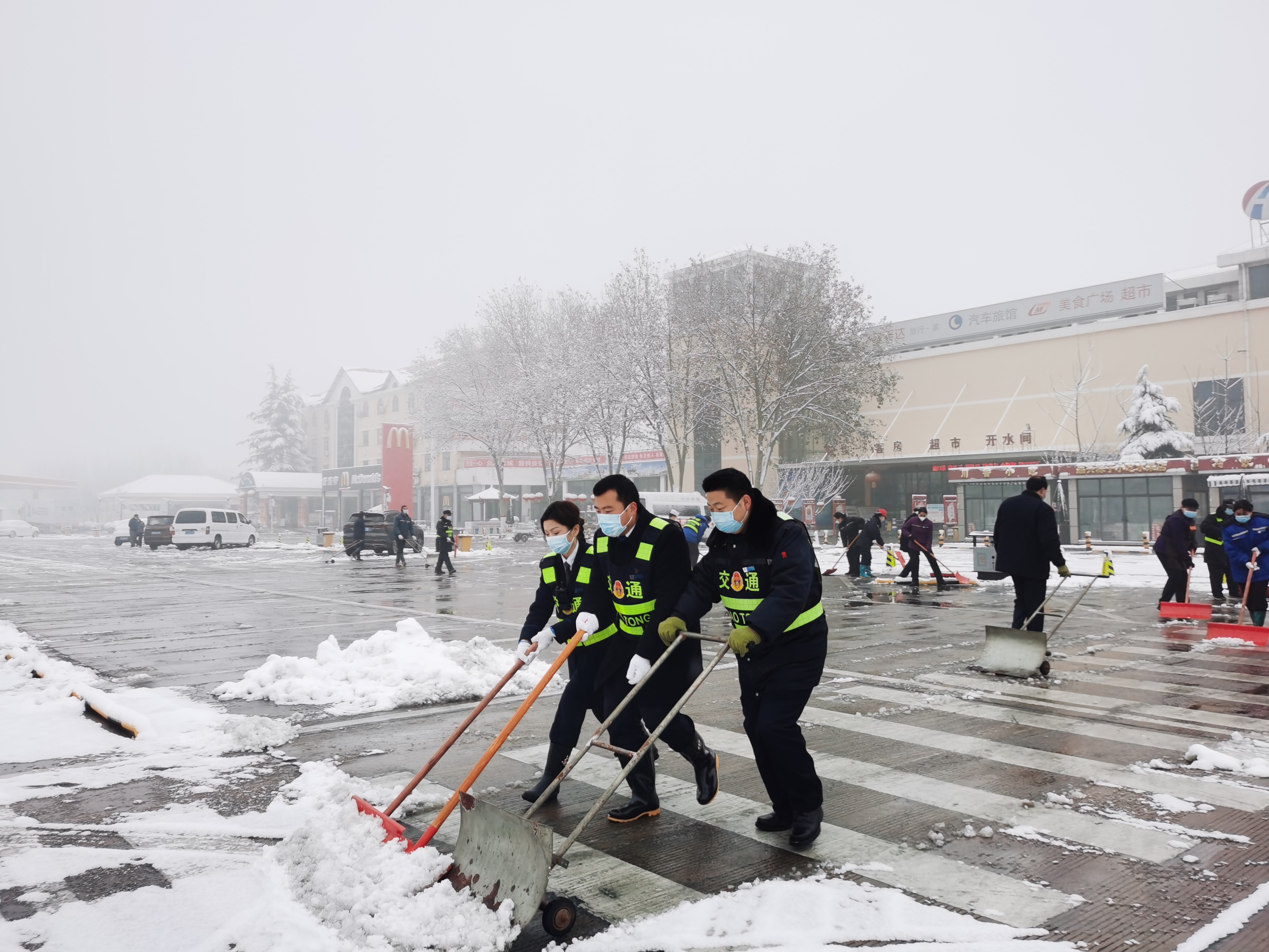 1月5日，洛陽服務(wù)區(qū)除雪保通進行時。 (1).jpg