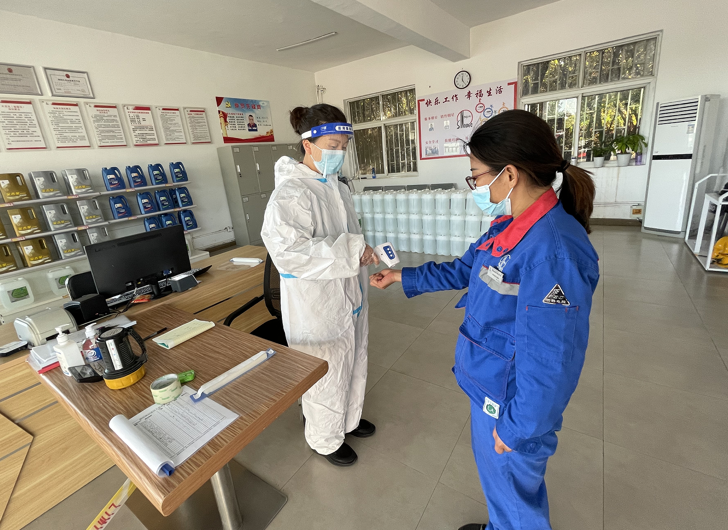 高速石化公司鄭州南員工測量體溫（拍攝人；徐龍杰）日期2022年5月5.png
