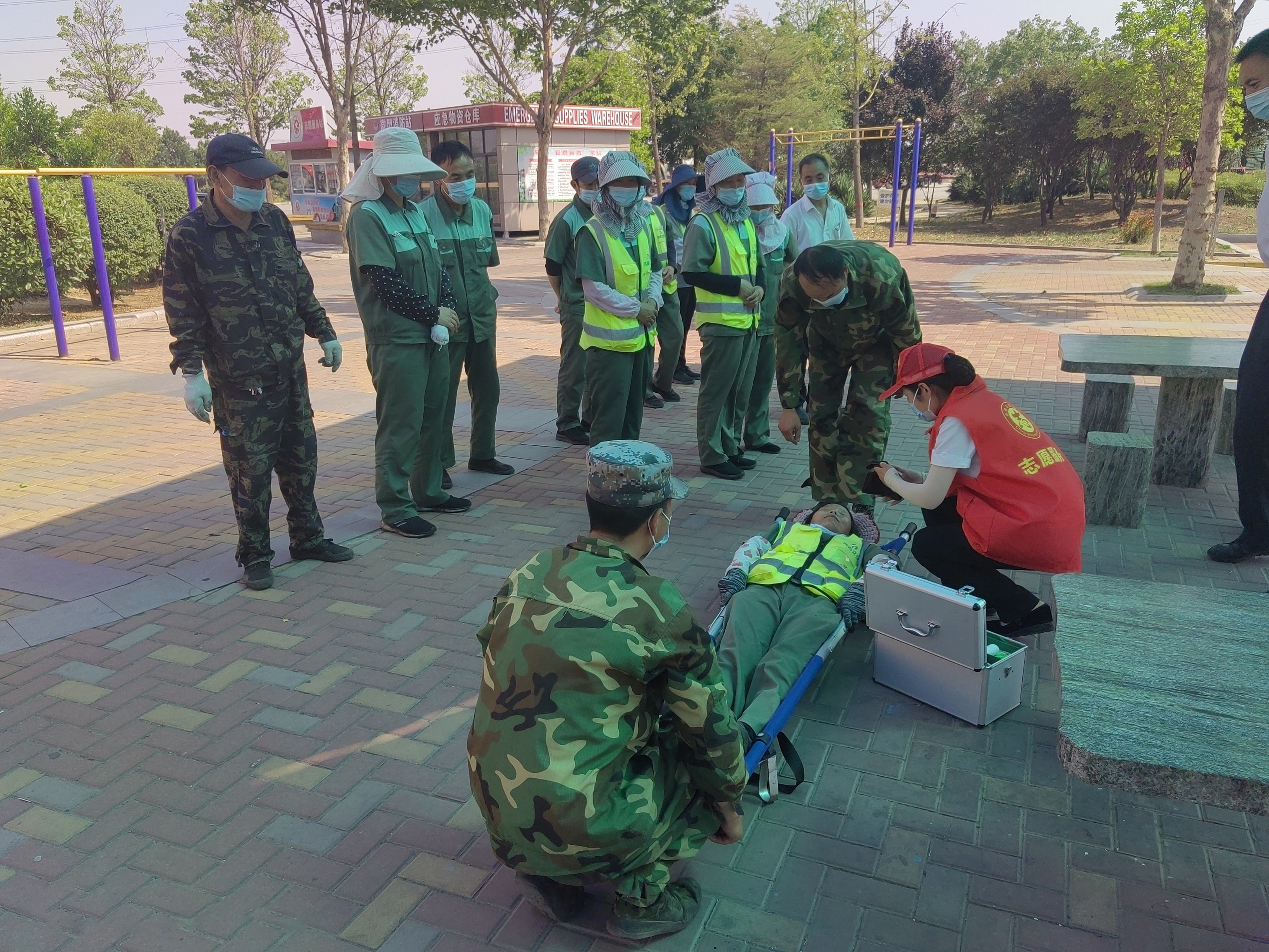 6月16日安陽服務區(qū)組織開展高溫中暑應急預案演練梁新芳 攝.jpg