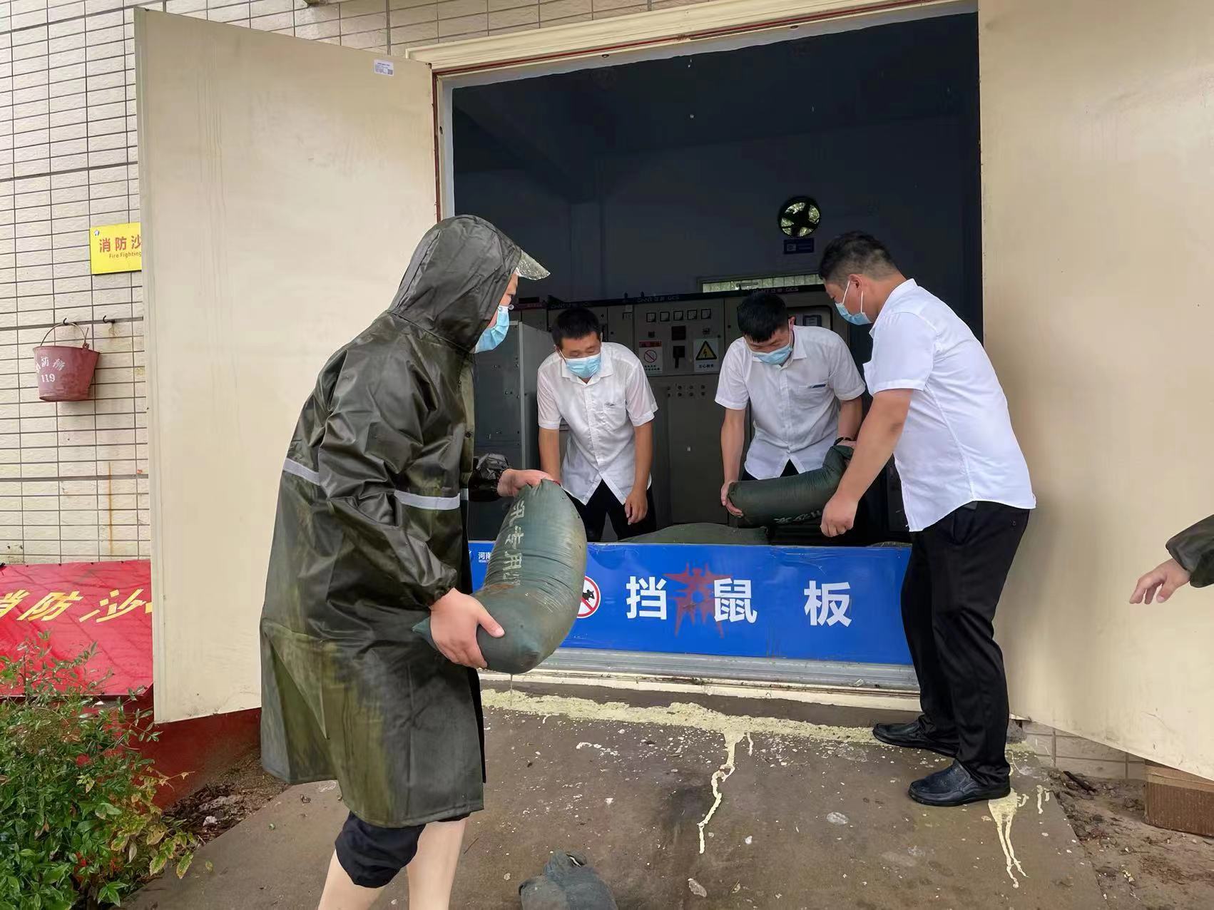 7月5日 商丘服務區放置沙袋、擋鼠板.jpg 7月5日 商丘服務區放置沙袋、擋鼠板.jpg