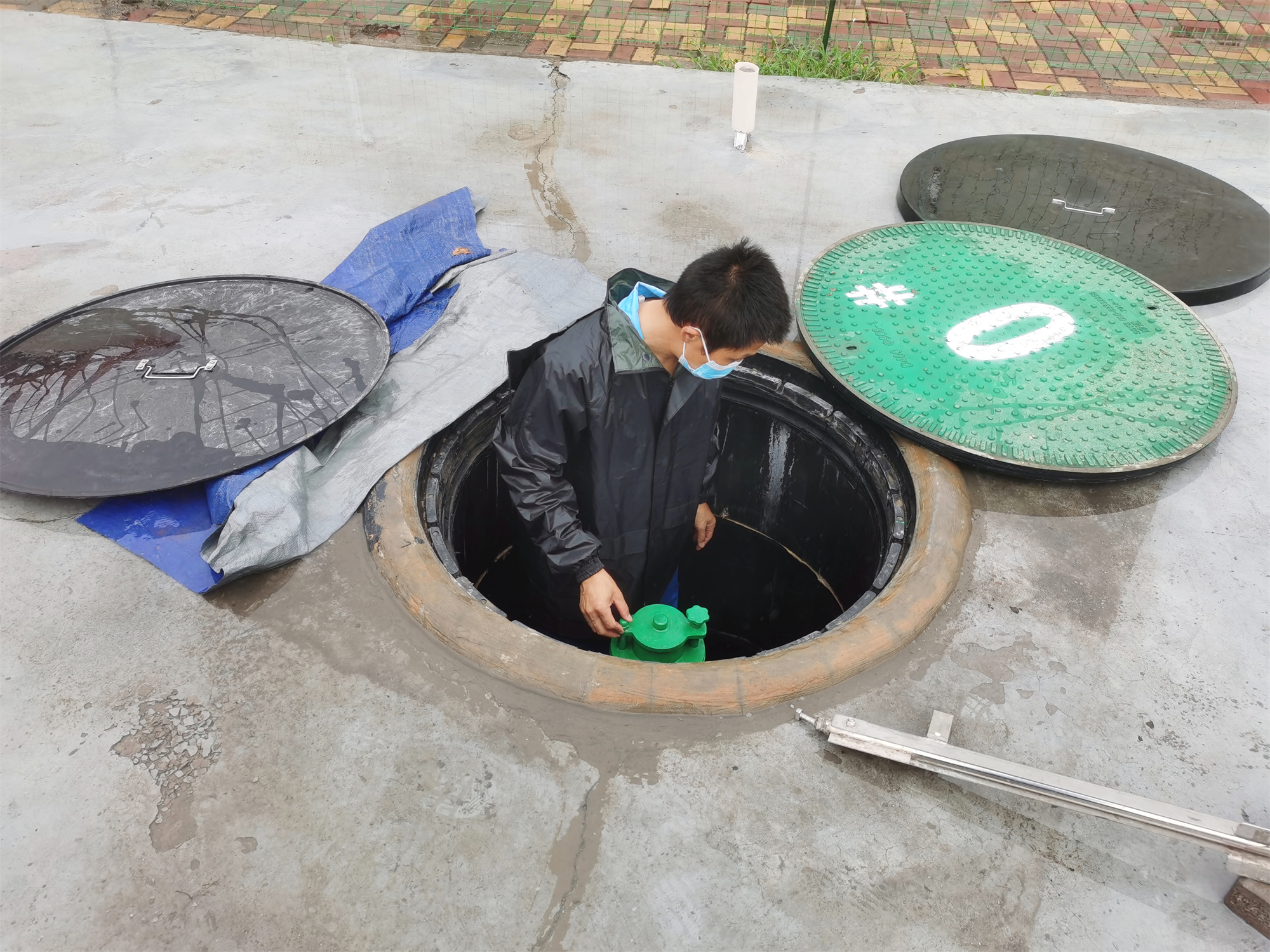 7月5日 安陽服務區加油站,檢查操作井是否有積水.jpg 7月5日 安陽服務區加油站,檢查操作井是否有積水.jpg