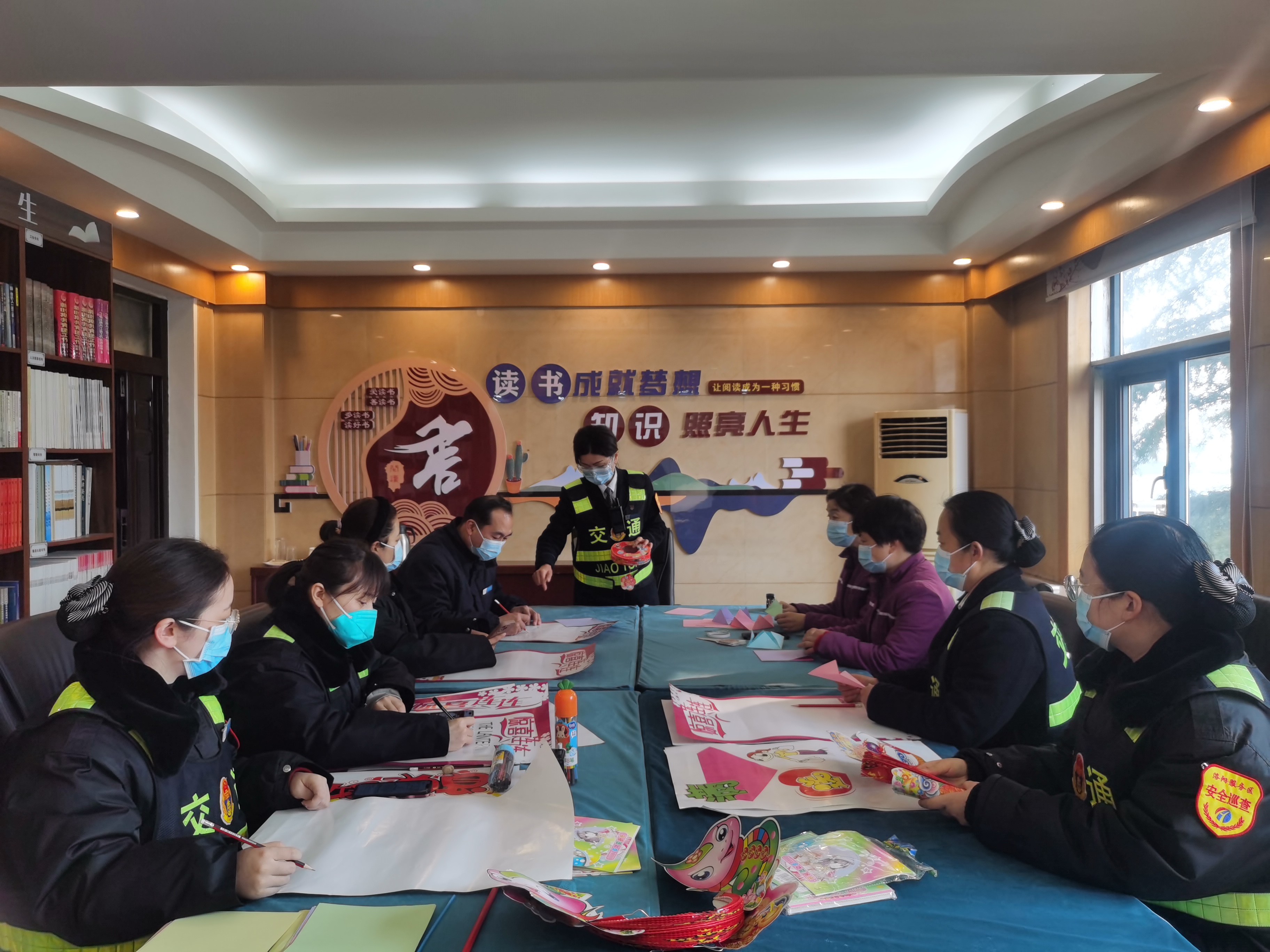 2月5日，洛陽服務區(qū)積極組織員工繪制元宵節(jié)海報，制作手工燈籠。 (3).jpg