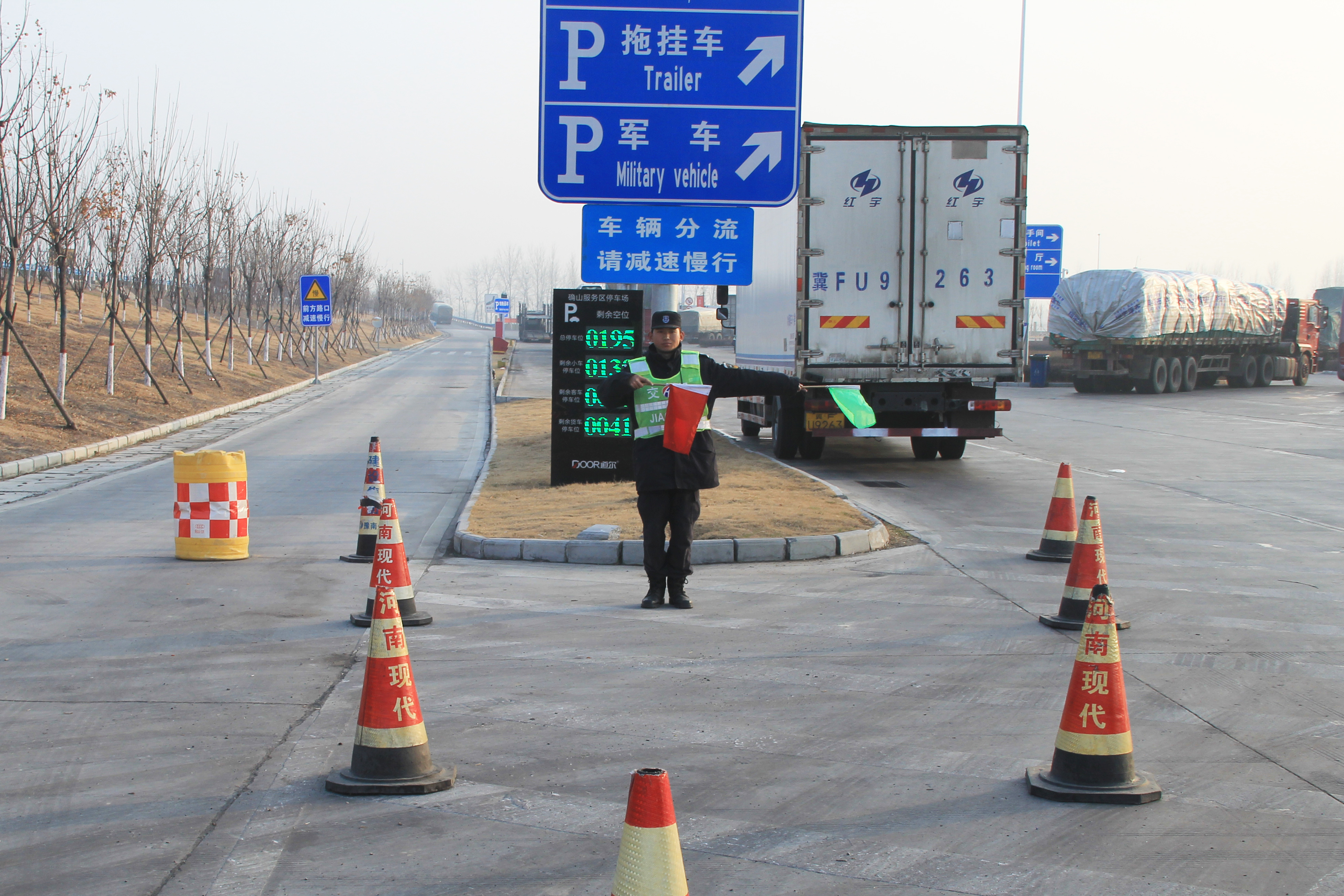 確山服務區2023年12月 31日交通疏導崗（拍攝者薛妍妍：17398912230）.jpg