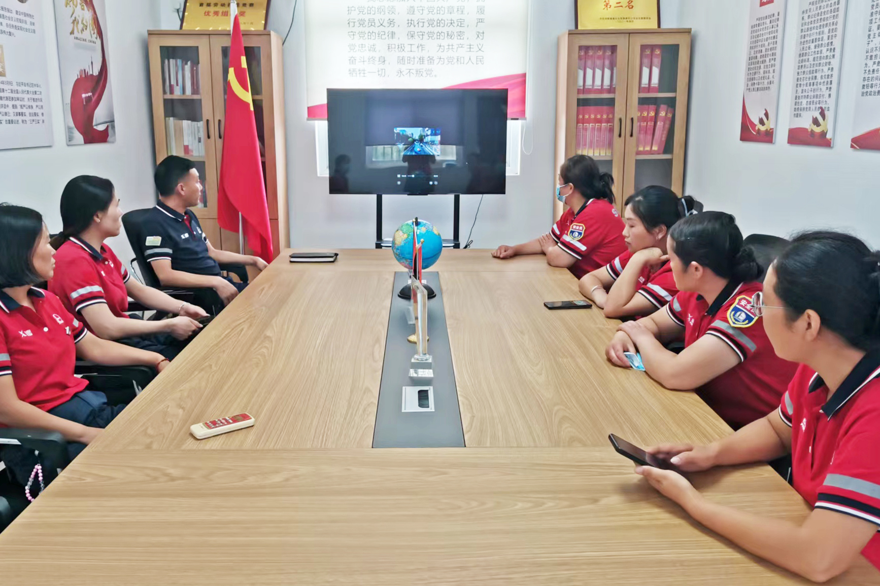 2024年6月7日 河南高速石化有限責任公司 鄢陵南服務區加油站 端午節前組織員工進行節前安全知識。事故案例學習 王雪麗.jpg